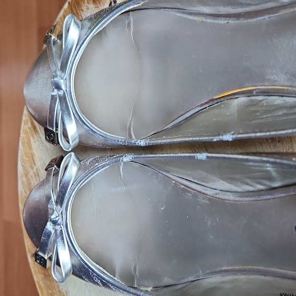 6.5M Metallic White Gold Bow Charms Guess Ballet Flats Vegan - Picture 9 of 14